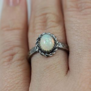 opal, srebro, opal etiopski, biżuteria srebrna, pierścionek z opalem, pierścionek młotkowany, biżuteria autorska, chileart